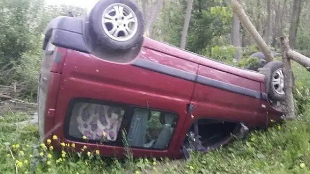 Kastamonu'da yoldan çıkan kamyonet takla attı