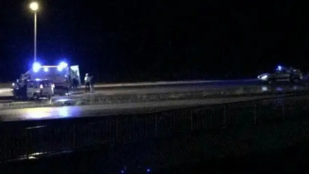 Yol yardım aracı elektrik direğine çarptı: 1 yaralı