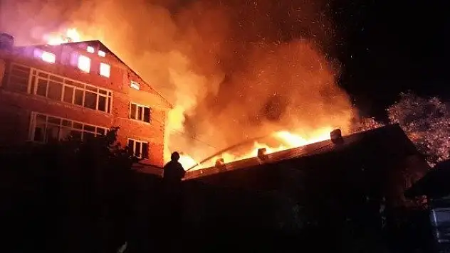 8 yıl öncede evi yanmıştı, 3 katlı evi kül oldu