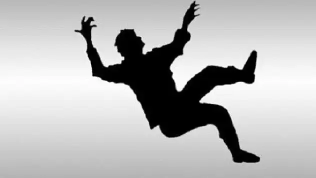 Apartmanın 3. katından düşerek yaralandı