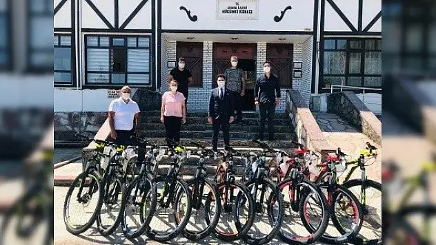 Kaymakamdan başarılı öğrencilere bisiklet hediyesi