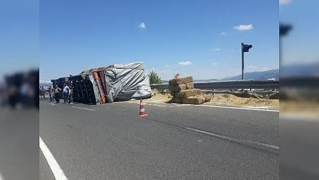 Saman yüklü tır devrildi! 2 kişi yaralandı