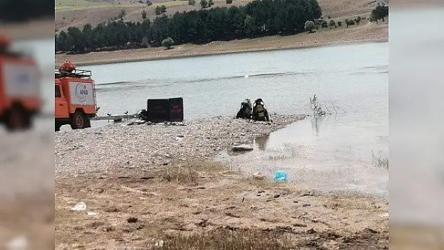 Serinlemek için gölete giren genç kayboldu