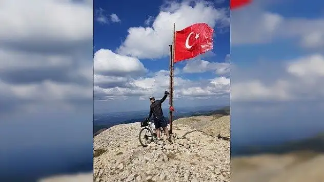 Bisikletleriyle Ilgaz Dağı'nın zirvesine ulaştılar