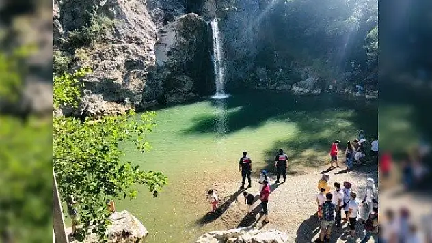 Ilıca Şelalesi'nde göle düşen çocuğu jandarma kurtardı