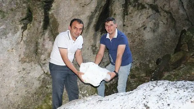 Karı ağustos sıcağında bile erimeyen mağara ilgi çekiyor