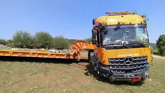 Karayollarına ait tır kaza yaptı, 1 kişi yaralandı