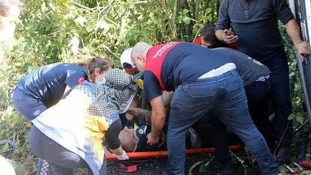 Freni boşalan kamyon devrildi: 1 yaralı