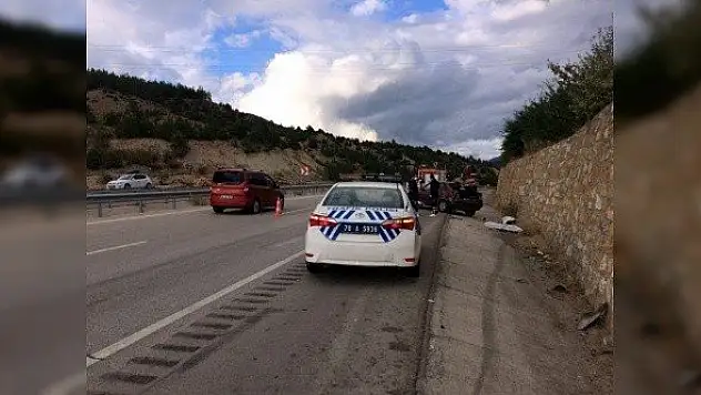 Kaza yaptıkları araçtan inen 2 kişi, otomobilin çarpması sonucu öldü