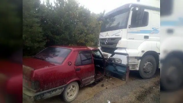 Otomobil ile kamyon çarpıştı: 2 yaralı
