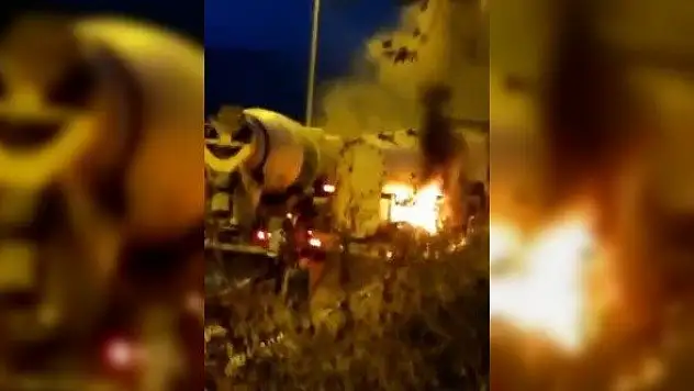 Çatayzeytin'de seyir halindeki hafriyat kamyonu yandı