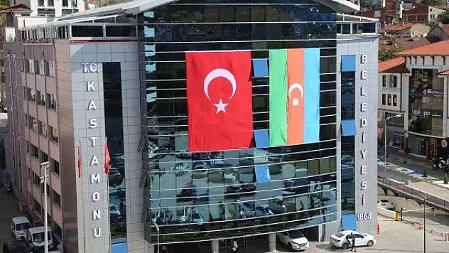 Kastamonu'da belediye binasına Türk ve Azerbaycan bayrakları asıldı