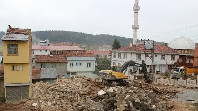 Tehlike arz eden 9 adet metruk bina yıkılıyor