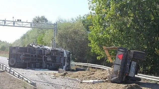 Kamyon ile küspe yüklü traktör çarpıştı: 2 yaralı