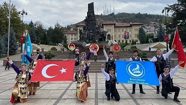 Ülkü Ocakları Cumhuriyet coşkusunu zeybek ile yaşadı