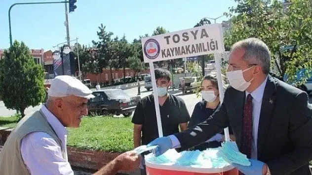Tosya Kaymakamlığı 50 bin maske dağıttı