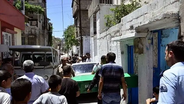 20 günlük bebek, babasının kucağından düşerek öldü