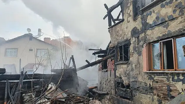 4 evin yandığı yangının boyutu gün ağarınca ortaya çıktı