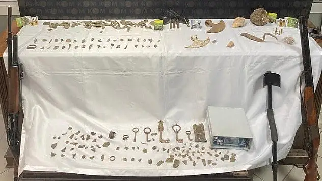 5 ayrı adresten çok sayıda tarihi eser ele geçirildi