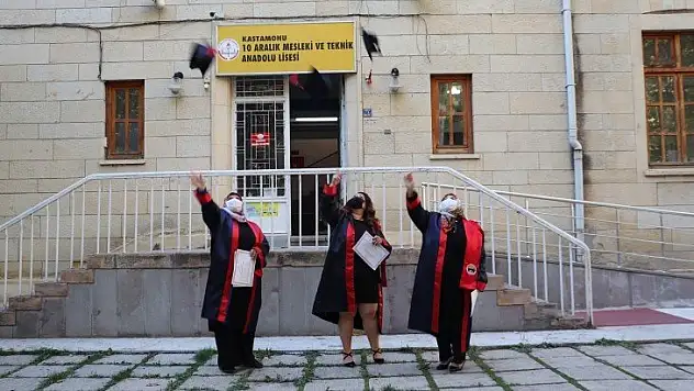 52 yaşında meslek lisesinden mezun olmanın mutluluğunu yaşıyor