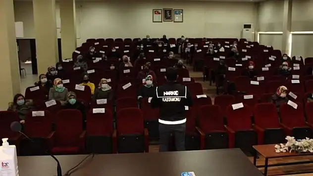 533 anne ve anne adayına 'narko rehber' eğitimi verildi