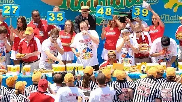 69 sosisli sandviçi 10 dakikada yedi