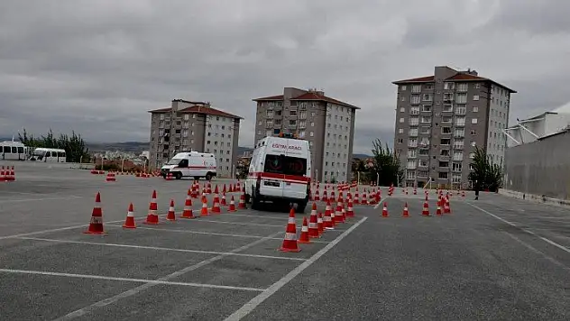 Acil durumlar için ileri sürüş teknikleri eğitimi alıyorlar
