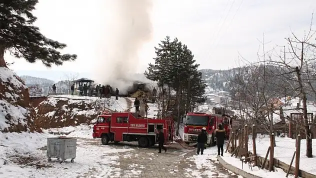 Alevlere teslim olan 2 katlı ev kullanılamaz hale geldi
