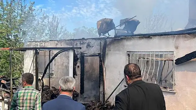 Faciadan dönüldü! Tek katlı ev kül oldu