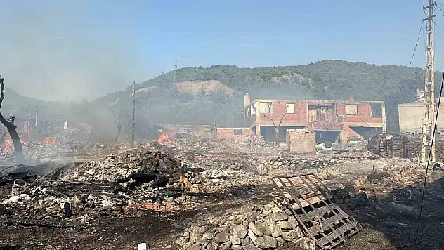 Yangına müdahale sürüyor! 12 ev küle döndü