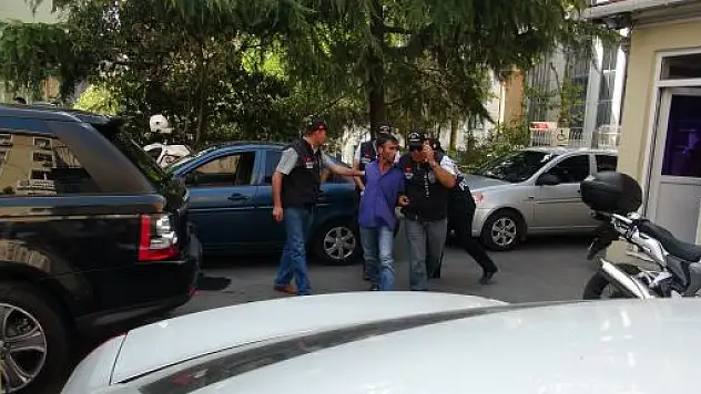 Altınları için yaşlı kadının boğazını kesti