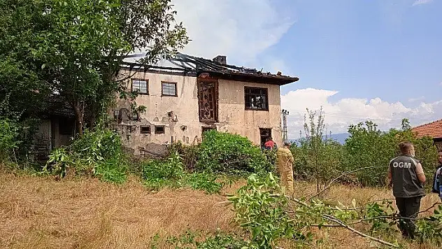 Araç'ta yıldırım isabet eden evde yangın çıktı