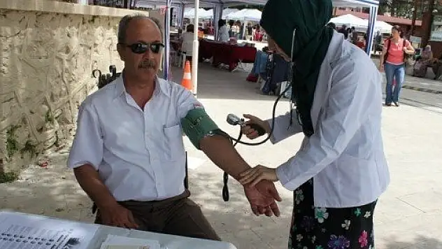 Aşırı sıcaklarda günde 12 bardak su içmek şart