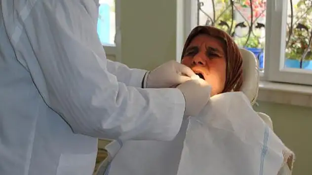 Asitli yiyecekler sonrası bir bardak su dişlere zararı önlüyor