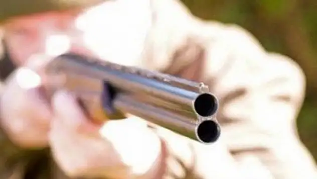 Av tüfeği kendiliğinden ateş alınca yaralandı