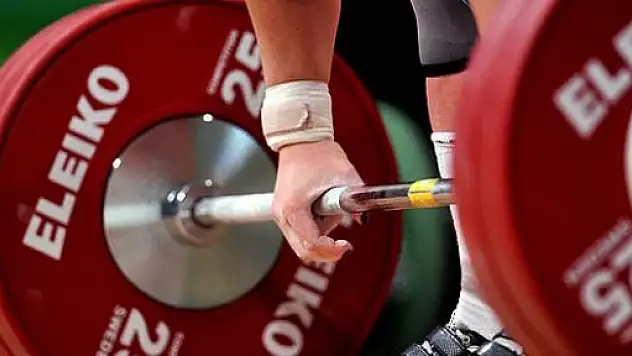 Ayşegül Çoban silkmede, Emine Şensoy koparmada altın aldı