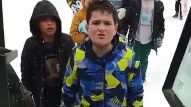 Belediye ekipleri çocukların kar keyfini bozmadı