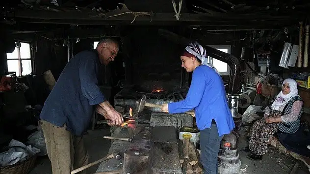 Bıçakçı Kazım ustanın en büyük destekçisi eşi ve kızı