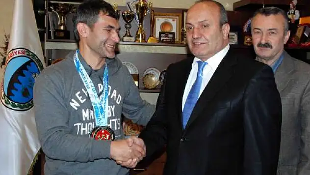 Bilek Güreşi şampiyonu Uçak'tan Arslan'ı ziyaret