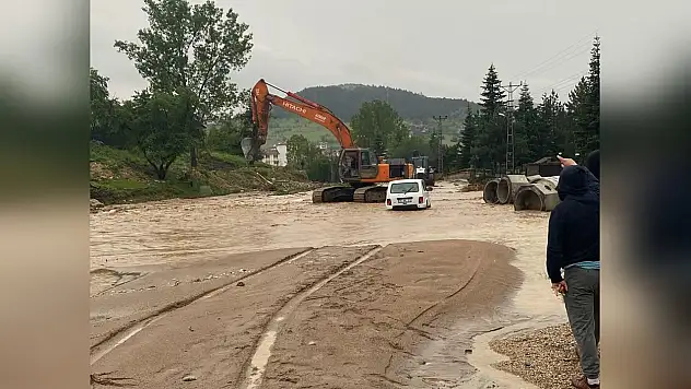 Bir araç sel sularına kapılarak sürüklendi