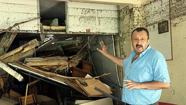 Boynuna kadar suyun içinde kalan esnaf 16 saat kurtarılmayı bekledi