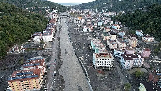 Bozkurt'ta bodrum katlara dolan su tahliye edildi
