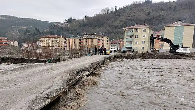 Bozkurt'ta Ezine Çayı eriyen kar suları ile yükseldi