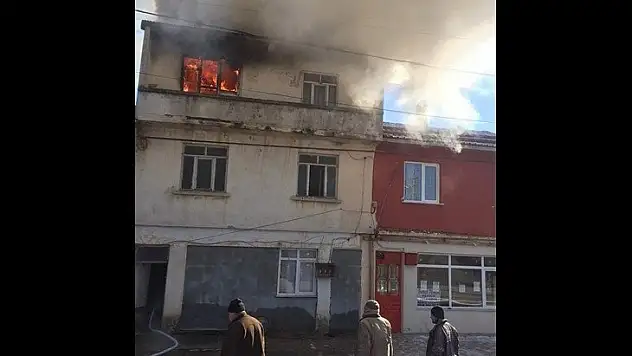 Bozkurt'ta yangın: 2 katlı ev zarar gördü