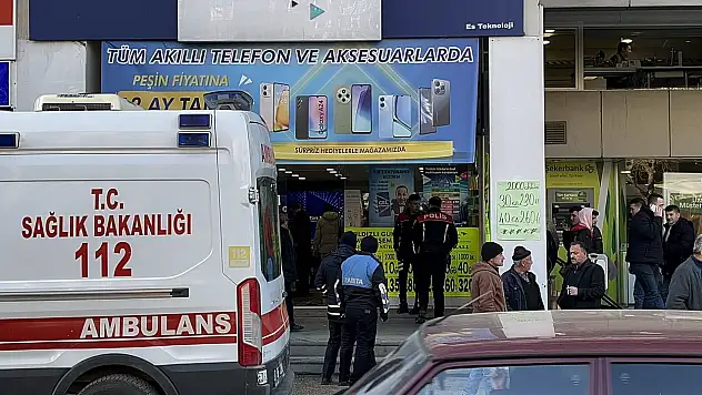 Cadde ortasında bıçaklı kavga: 1 yaralı