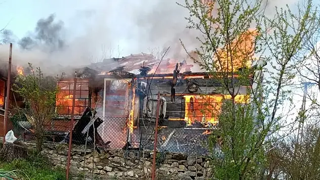 Çatalzeytin'de ahşap ev küle döndü