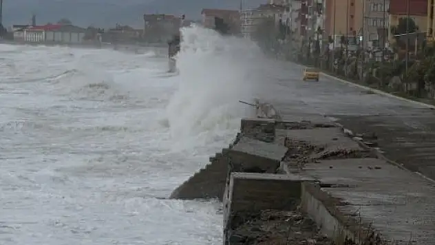Çatalzeytin'de Şiddetli Dalgalar Sahildeki Seti Parçaladı 