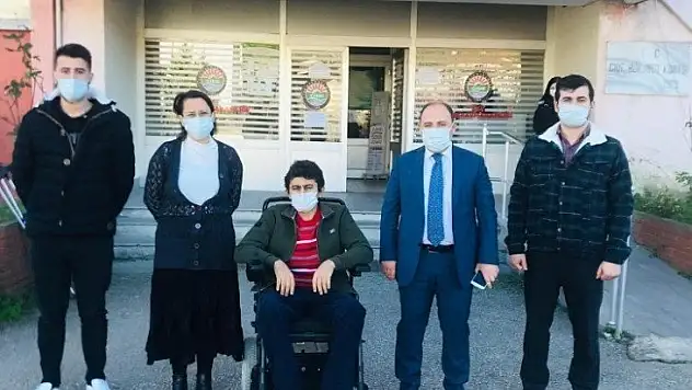 Cide'de ihtiyaç sahibi engelli vatandaşa akülü araç verildi