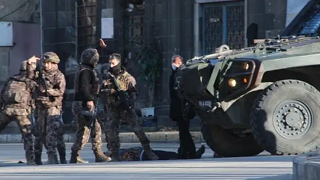 Erzurum'da cinnet geçiren şahıs boşandığı eşi ve iki kızını öldürdü