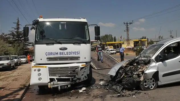 Çorum'da 3 aracın karıştığı kazada 4 kişi yaralandı